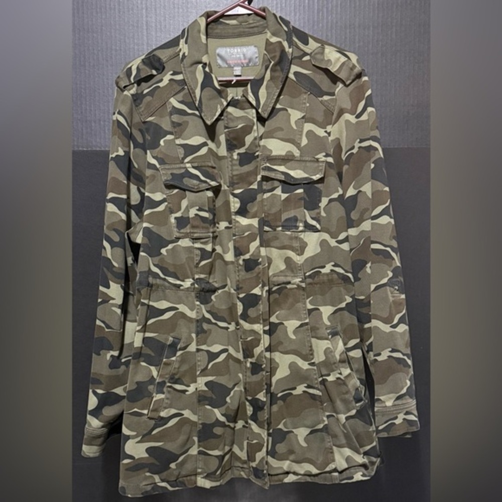 🪩Torrid ‘Feel the Fit’ Green Camo Twill Anorak Jacket